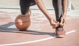 Het Afro-Amerikaanse basketbal van de jonge mensen speelstraat in het park is stock afbeelding Het Afro-Amerikaanse basketbal van de jonge mensen speelstraat in het park is stock afbeelding