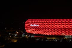 Het Allianz Arena van het voetbalstadion - in Engelse alliantiearena in München van het team FC Bayern Munich bij nacht in rode k royalty-vrije stock fotografie Het Allianz Arena van het voetbalstadion - in Engelse alliantiearena in München van het team FC Bayern Munich bij nacht in rode k royalty-vrije stock fotografie