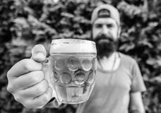 Het ambachtbier is jong, stedelijk en modieus Creatieve jonge brouwer Verschillende biercultuur Hipster brutale gebaarde mens royalty-vrije stock afbeeldingen Het ambachtbier is jong, stedelijk en modieus Creatieve jonge brouwer Verschillende biercultuur Hipster brutale gebaarde mens royalty-vrije stock afbeeldingen