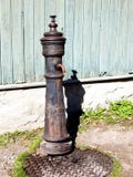 Het antieke gietijzer van de waterpomp stock afbeeldingen Het antieke gietijzer van de waterpomp stock afbeeldingen