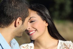Het Arabische toevallige paar flirten klaar om met liefde te kussen stock afbeeldingen Het Arabische toevallige paar flirten klaar om met liefde te kussen stock afbeeldingen