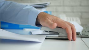 Het Archiefcontracten en Documenten die van zakenmanjob in office een Nietmachine met behulp van stock foto Het Archiefcontracten en Documenten die van zakenmanjob in office een Nietmachine met behulp van stock foto