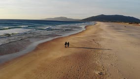 Het Atlantische kuststrand is de stad van Tarifa Spanje, golvenbranding en zandig strand bij zonsondergang Leeg strand in de wint stock video Het Atlantische kuststrand is de stad van Tarifa Spanje, golvenbranding en zandig strand bij zonsondergang Leeg strand in de wint stock video