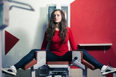 Het atletische meisje leidt de benen in de gymnastiek op vrouw die het uitrekken zich spieren doen royalty-vrije stock fotografie Het atletische meisje leidt de benen in de gymnastiek op vrouw die het uitrekken zich spieren doen royalty-vrije stock fotografie
