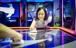 Het Aziatische spel van de meisje speelarcade op de computermachines bij de winkelcomplexafzet, vakantieactiviteiten van leuk kin royalty-vrije stock afbeelding Het Aziatische spel van de meisje speelarcade op de computermachines bij de winkelcomplexafzet, vakantieactiviteiten van leuk kin royalty-vrije stock afbeelding