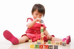 Het Aziatische vrouwelijke peuter spelen stock foto Het Aziatische vrouwelijke peuter spelen stock foto