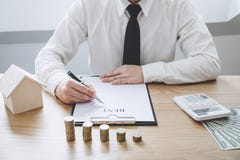Het het Bankwezenconcept van de bedrijfs Financieringsboekhouding, zakenman die financi?n doen en berekent over kosten aan onroer royalty-vrije stock afbeelding Het het Bankwezenconcept van de bedrijfs Financieringsboekhouding, zakenman die financi?n doen en berekent over kosten aan onroer royalty-vrije stock afbeelding