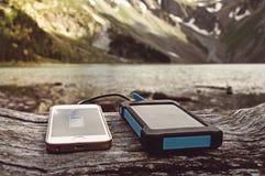 het batterijpak met zonnebatterij laadt smartphone stock afbeelding het batterijpak met zonnebatterij laadt smartphone stock afbeelding