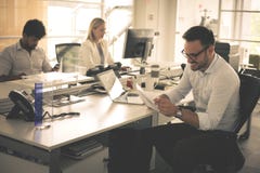 Het bedrijfs mensen werken Bedrijfsmensen samen in bureau royalty-vrije stock afbeeldingen Het bedrijfs mensen werken Bedrijfsmensen samen in bureau royalty-vrije stock afbeeldingen