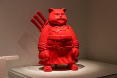 Het beeldhouwwerk van de samoeraienkat door Japanse kunstenaar Hiro Ando Israel Museu stock fotografie Het beeldhouwwerk van de samoeraienkat door Japanse kunstenaar Hiro Ando Israel Museu stock fotografie