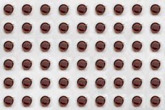 Het bekijken neer van hierboven veel haalt koffiekoppen op een grijze achtergrond weg vector illustratie Het bekijken neer van hierboven veel haalt koffiekoppen op een grijze achtergrond weg vector illustratie