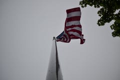Het bekijken omhoog de Amerikaanse Vlag stock fotografie Het bekijken omhoog de Amerikaanse Vlag stock fotografie
