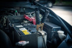 Het belasten van autobatterij met de verbindingsdraadkabels van de elektriciteitstrog stock foto Het belasten van autobatterij met de verbindingsdraadkabels van de elektriciteitstrog stock foto