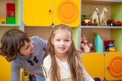 Het beledigde meisje probeert om een ander meisje te troosten één meisje kijkt in aanwezigheid van een andere stock foto Het beledigde meisje probeert om een ander meisje te troosten één meisje kijkt in aanwezigheid van een andere stock foto