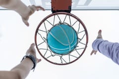 Het bereiken voor een basketbal in het net stock foto Het bereiken voor een basketbal in het net stock foto