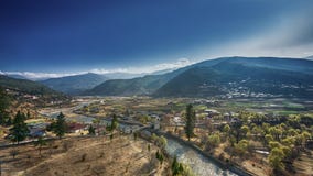 Het Bergdorp op een Sunny Summer-dag, Bhutan royalty-vrije stock foto Het Bergdorp op een Sunny Summer-dag, Bhutan royalty-vrije stock foto