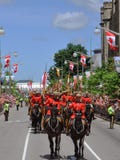 Het berijden RCMP in de Dag van Canada, Ottawa royalty-vrije stock afbeeldingen Het berijden RCMP in de Dag van Canada, Ottawa royalty-vrije stock afbeeldingen