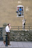 Het beroemde Stuk van Banksy Graffiti in Bristol stock fotografie Het beroemde Stuk van Banksy Graffiti in Bristol stock fotografie