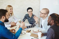 Het bespreken van actuele kwestie in bestuurskamer royalty-vrije stock afbeelding Het bespreken van actuele kwestie in bestuurskamer royalty-vrije stock afbeelding