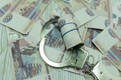 Het bewijsmateriaal werd gegrepen van een corrupte politieagent Politiekenteken in leerdekking en geld op de lijst Bestrijding va royalty-vrije stock foto's Het bewijsmateriaal werd gegrepen van een corrupte politieagent Politiekenteken in leerdekking en geld op de lijst Bestrijding va royalty-vrije stock foto's