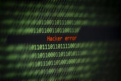Het binnendrongen in een beveiligd computersysteem alarm van het codenummergegevens van het computertechnologiebinaire getal! Hak stock afbeeldingen Het binnendrongen in een beveiligd computersysteem alarm van het codenummergegevens van het computertechnologiebinaire getal! Hak stock afbeeldingen
