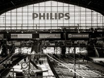 Het binnenland van Hamburg Hauptbahnhof wijd royalty-vrije stock foto Het binnenland van Hamburg Hauptbahnhof wijd royalty-vrije stock foto