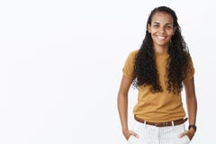 Het binnenschot van het assertieve vriendschappelijk-kijkt vrouwelijke Afrikaans-Amerikaanse medewerker helpen newbie in bureauho stock foto Het binnenschot van het assertieve vriendschappelijk-kijkt vrouwelijke Afrikaans-Amerikaanse medewerker helpen newbie in bureauho stock foto