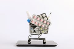 Het boodschappenwagentje met drugs en pillen is op smartphone Online verkoopconcept royalty-vrije stock foto Het boodschappenwagentje met drugs en pillen is op smartphone Online verkoopconcept royalty-vrije stock foto