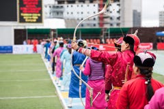 Het boogschieten vrouwelijke sport van Mongolië van het Naadamfestival royalty-vrije stock afbeelding Het boogschieten vrouwelijke sport van Mongolië van het Naadamfestival royalty-vrije stock afbeelding