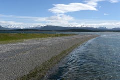 Het Brakkanaal die het belangrijkste eiland van de archipel van Tierra del Fuego scheiden en aan het Zuiden van het eiland liggen stock foto's Het Brakkanaal die het belangrijkste eiland van de archipel van Tierra del Fuego scheiden en aan het Zuiden van het eiland liggen stock foto's