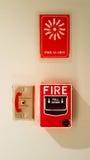 Het brandalarm schakelt muur in stock afbeeldingen Het brandalarm schakelt muur in stock afbeeldingen