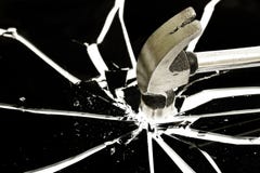 Het breken van een glas royalty-vrije stock afbeeldingen Het breken van een glas royalty-vrije stock afbeeldingen