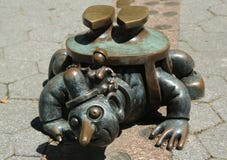 Het brons beeldhouwt bij permanent openbaar kunstwerk de Echte die Wereld door Amerikaanse beeldhouwer Tom Otterness in Rockefell Royalty-vrije Stock Foto's Het brons beeldhouwt bij permanent openbaar kunstwerk de Echte die Wereld door Amerikaanse beeldhouwer Tom Otterness in Rockefell Royalty-vrije Stock Foto's