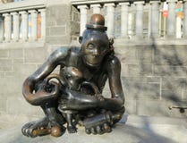 Het brons beeldhouwt bij permanent openbaar kunstwerk de Echte die Wereld door Amerikaanse beeldhouwer Tom Otterness in Rockefell Stock Fotografie Het brons beeldhouwt bij permanent openbaar kunstwerk de Echte die Wereld door Amerikaanse beeldhouwer Tom Otterness in Rockefell Stock Fotografie