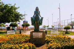 Het bronsbeeldhouwwerk van Koningin Cleopatra in het park van de 100ste verjaardag van Ataturk Alanya, Turkije stock fotografie Het bronsbeeldhouwwerk van Koningin Cleopatra in het park van de 100ste verjaardag van Ataturk Alanya, Turkije stock fotografie