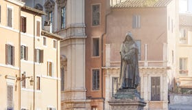 Het bronsstandbeeld van Giordano Bruno in Rome stock foto Het bronsstandbeeld van Giordano Bruno in Rome stock foto