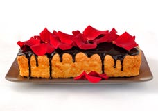 Het brood van de cake met roze bloemblaadjes Stock Afbeeldingen