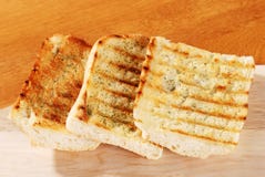 Het brood van het knoflook met scherpe raad stock foto's Het brood van het knoflook met scherpe raad stock foto's