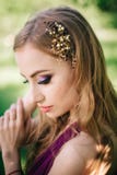Het bruidsmeisje met luxueuze kleurrijke professionele make-up en het huwelijk bekronen de toebehoren die van de tiarakam zich bi royalty-vrije stock foto's Het bruidsmeisje met luxueuze kleurrijke professionele make-up en het huwelijk bekronen de toebehoren die van de tiarakam zich bi royalty-vrije stock foto's