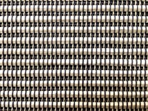 Het bruine weefsel van de rotantextuur door zwarte en lichtbruine draadachtergrond stock foto Het bruine weefsel van de rotantextuur door zwarte en lichtbruine draadachtergrond stock foto