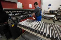 Het buigen van staalplaten op een speciale machine bij de installatie van tra stock foto's Het buigen van staalplaten op een speciale machine bij de installatie van tra stock foto's