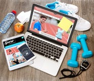 Het bureau van de houten sportman in hoge definitie met laptop, tablet en stock afbeeldingen Het bureau van de houten sportman in hoge definitie met laptop, tablet en stock afbeeldingen