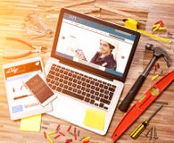 Het bureau van het houten manusje van alles in hoge definitie met laptop, tablet en stock afbeeldingen Het bureau van het houten manusje van alles in hoge definitie met laptop, tablet en stock afbeeldingen