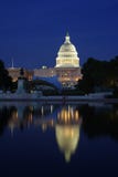 Het Capitool van Verenigde Staten en zijn gedachtengang bij nacht - Washington DC royalty-vrije stock fotografie Het Capitool van Verenigde Staten en zijn gedachtengang bij nacht - Washington DC royalty-vrije stock fotografie