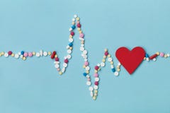 Het cardiogram wordt gemaakt van kleurrijke drugpillen en rood document hart, geneesmiddel en cardiologieconcept royalty-vrije stock afbeeldingen Het cardiogram wordt gemaakt van kleurrijke drugpillen en rood document hart, geneesmiddel en cardiologieconcept royalty-vrije stock afbeeldingen