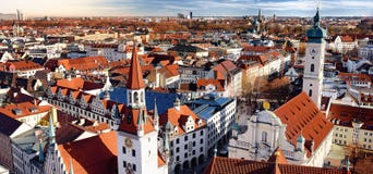 Het centrum panoramische cityscape van München mening met Oude Stadhuis en Heiliggeistkirche stock foto's Het centrum panoramische cityscape van München mening met Oude Stadhuis en Heiliggeistkirche stock foto's