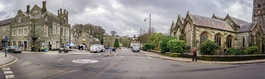 Het centrum van de Tavistockstad met inbegrip van stadhuis en parochiekerk - panorama in Tavistock, Devon, het UK wordt genomen d stock afbeelding Het centrum van de Tavistockstad met inbegrip van stadhuis en parochiekerk - panorama in Tavistock, Devon, het UK wordt genomen d stock afbeelding
