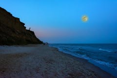 Het charmante avondlandschap van de Zwarte Zee en de maanhemel over het royalty-vrije stock fotografie Het charmante avondlandschap van de Zwarte Zee en de maanhemel over het royalty-vrije stock fotografie