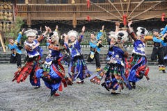 Het Chinese miao dansen stock fotografie Het Chinese miao dansen stock fotografie