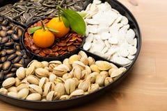 Het Chinese nieuwe dienblad van de jaarsnack en citrusvruchten Het Chinese nieuwe dienblad van de jaarsnack en citrusvruchten